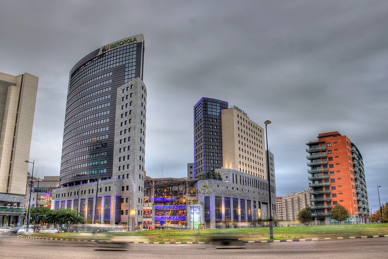 Centro comercial Aqua Multiespacio y sus torres, en Camins al Grau, Valencia