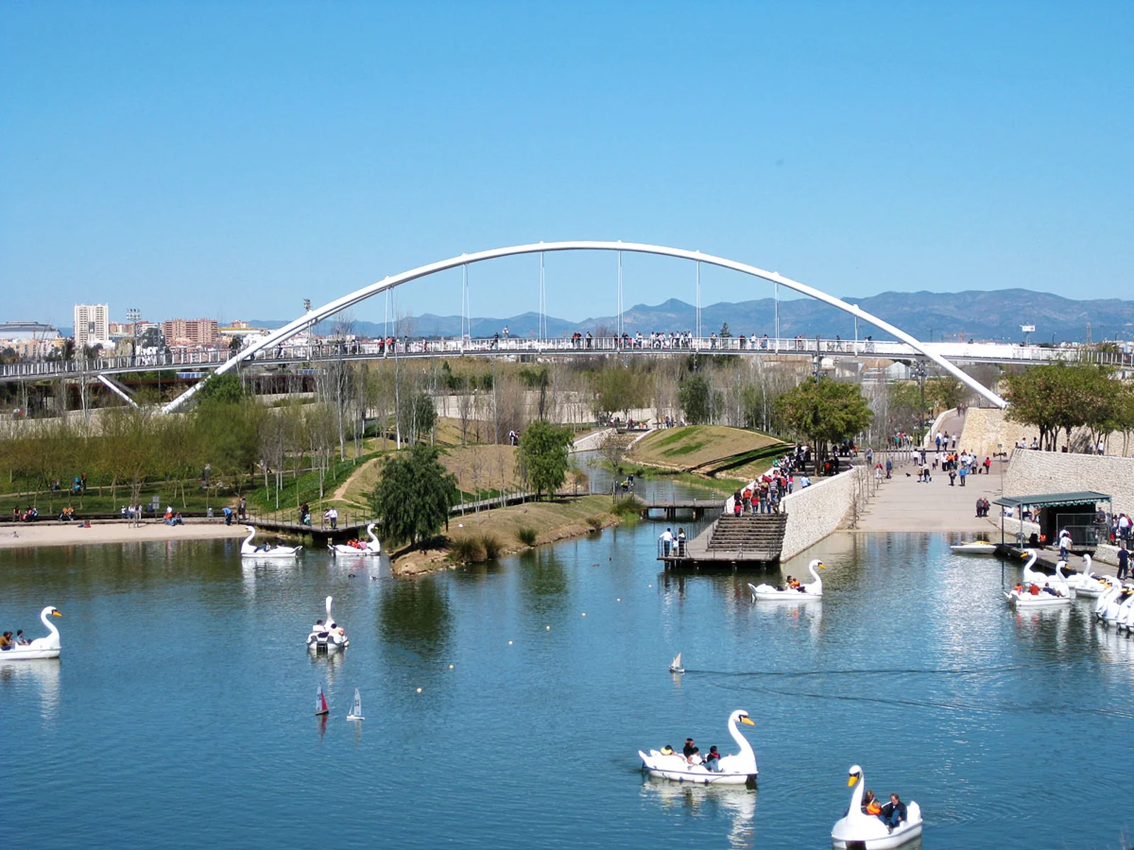 Lago y pasarela del Parque de Cabecera, Valencia