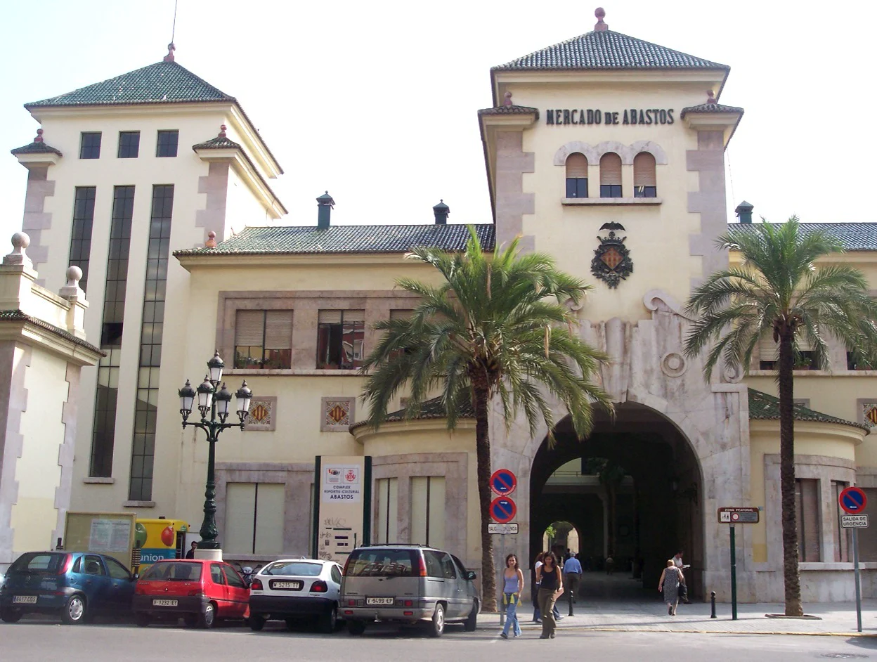 Fachada principal del Mercado de Abastos de Valencia, en Extramurs